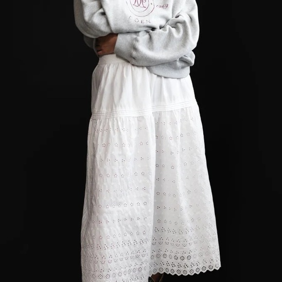 Doen c Gap eyelet skirt - Picture 2 of 9